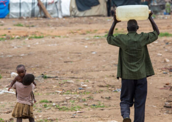 © UNICEF/Karel Prinsloo A man carries water close to Bujumbura in Burundi.